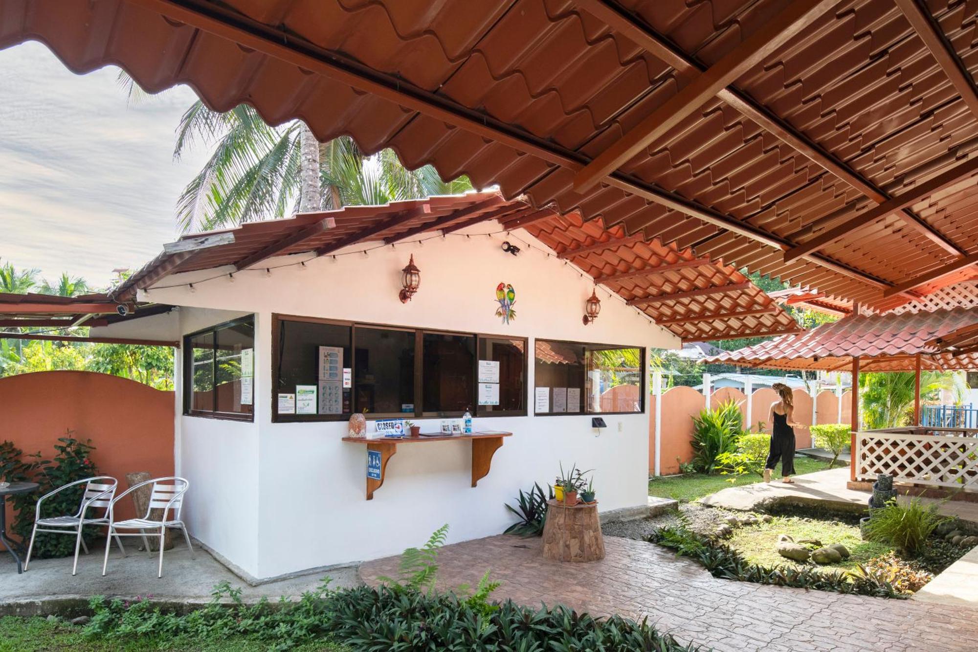 Casa Blanca Beachfront House With Shared Pool Access Pangea Lodge Manzanillo  Eksteriør billede
