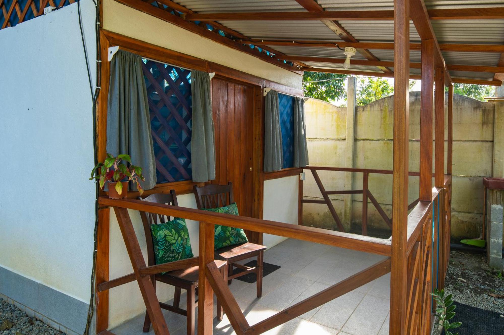 Casa Blanca Beachfront House With Shared Pool Access Pangea Lodge Manzanillo  Eksteriør billede