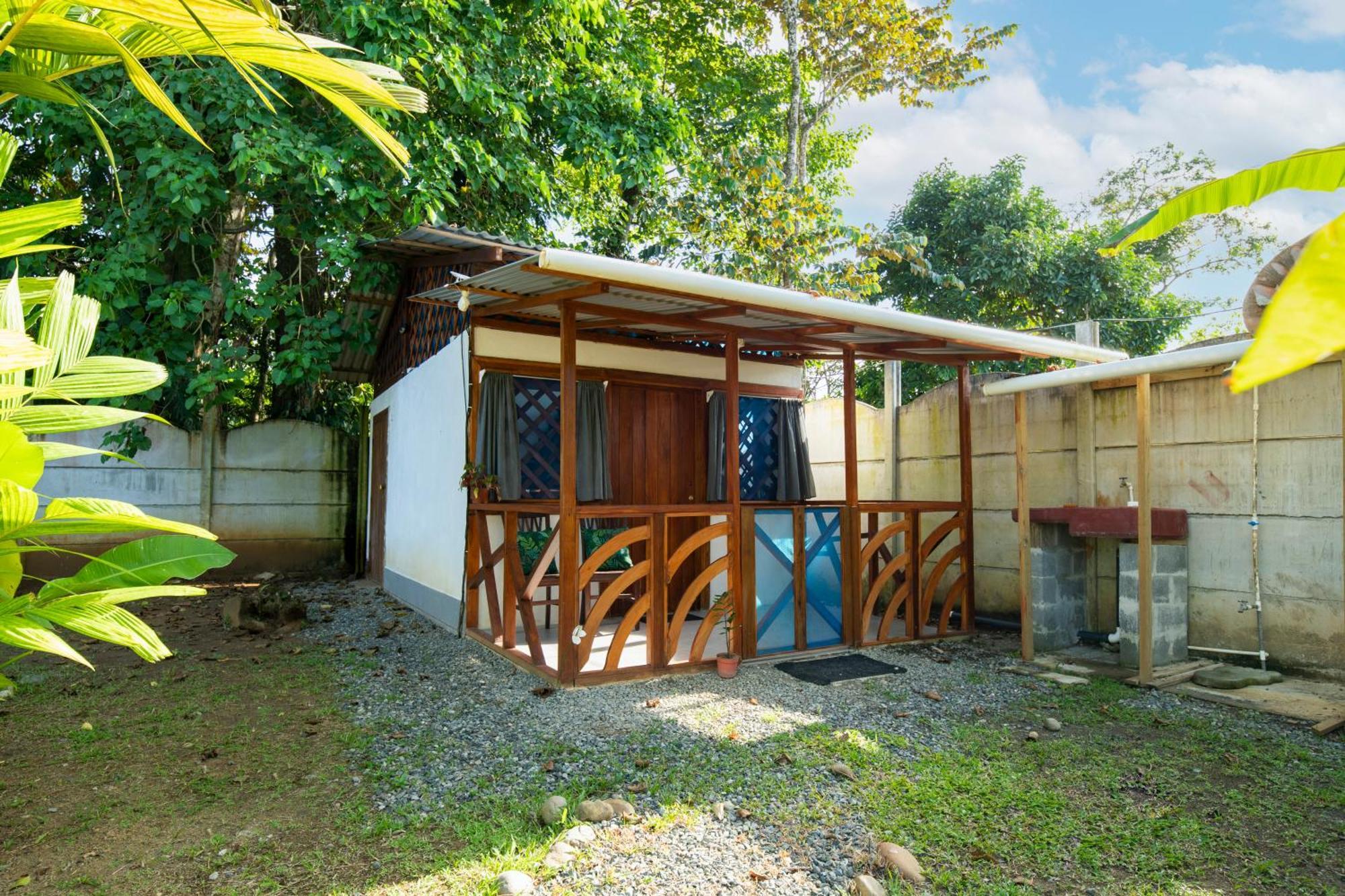 Casa Blanca Beachfront House With Shared Pool Access Pangea Lodge Manzanillo  Eksteriør billede