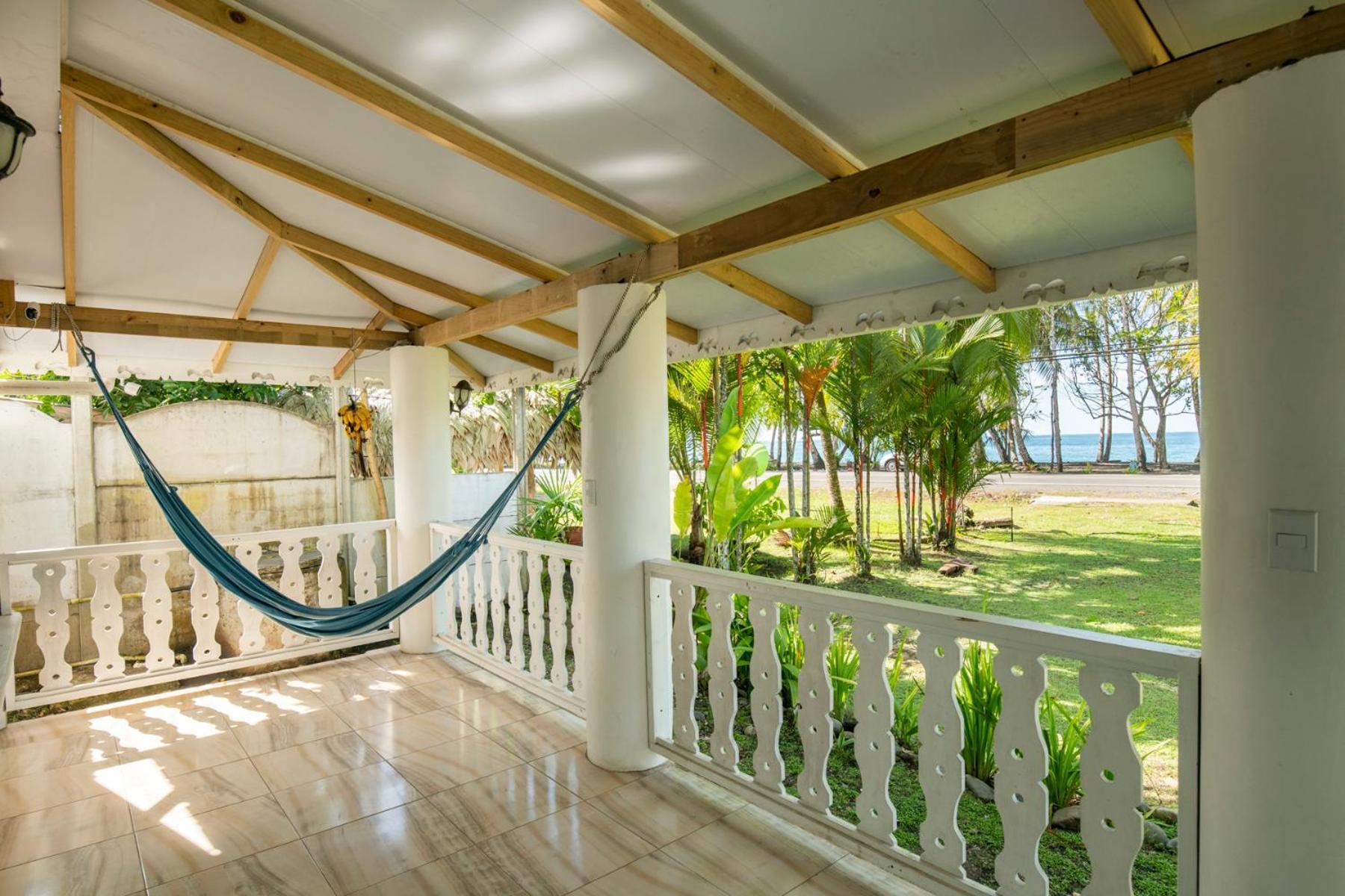 Casa Blanca Beachfront House With Shared Pool Access Pangea Lodge Manzanillo  Eksteriør billede