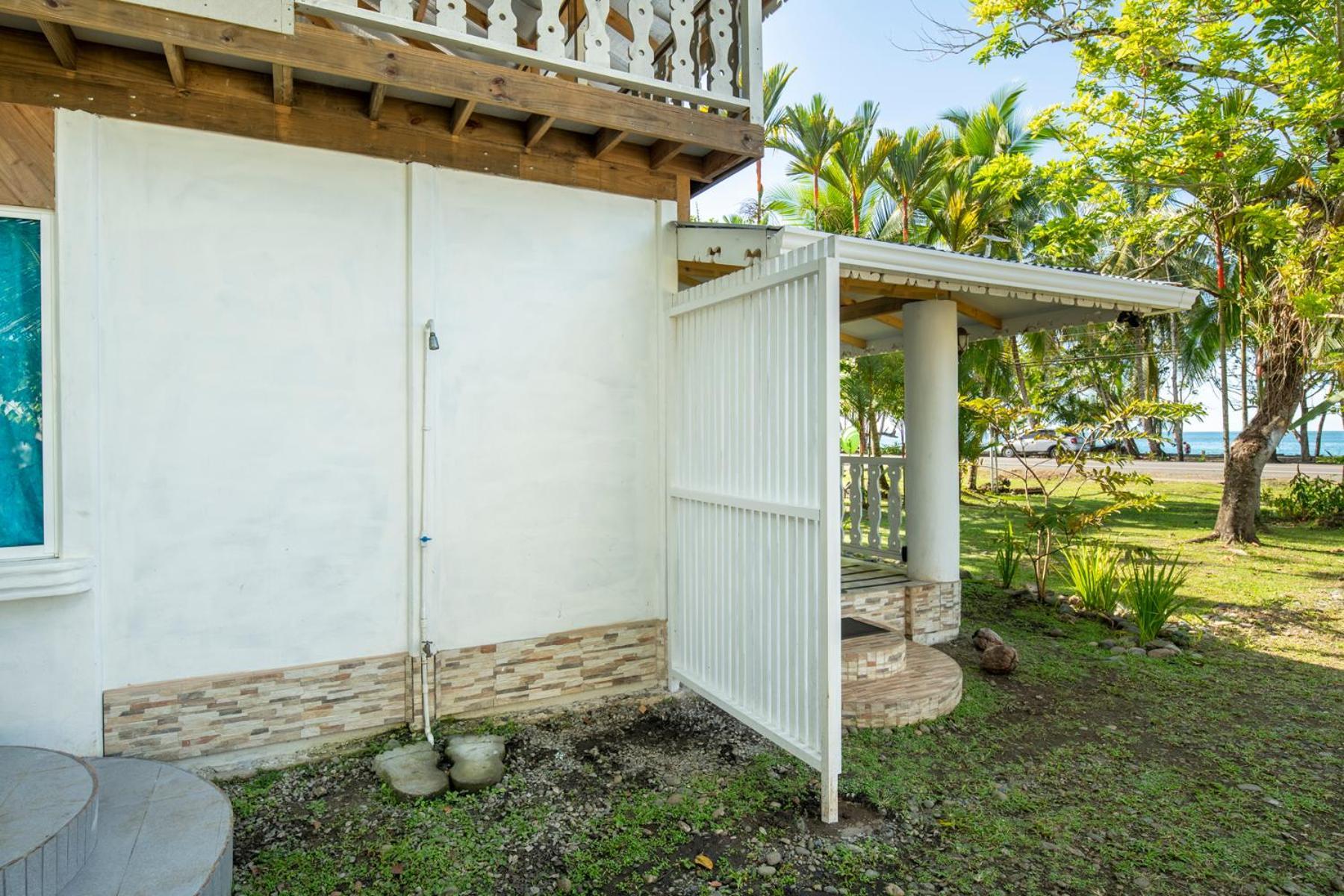 Casa Blanca Beachfront House With Shared Pool Access Pangea Lodge Manzanillo  Eksteriør billede