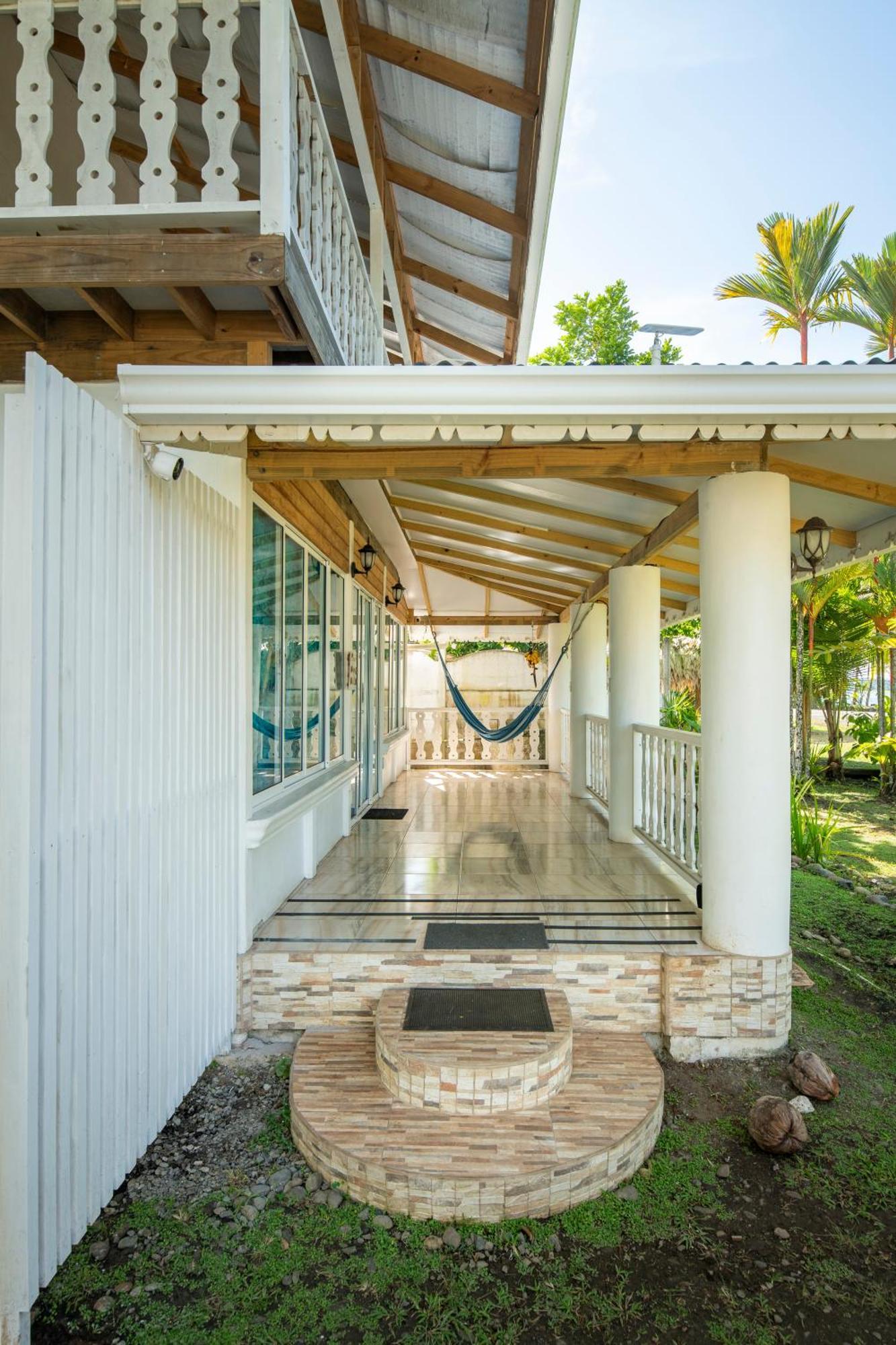 Casa Blanca Beachfront House With Shared Pool Access Pangea Lodge Manzanillo  Eksteriør billede