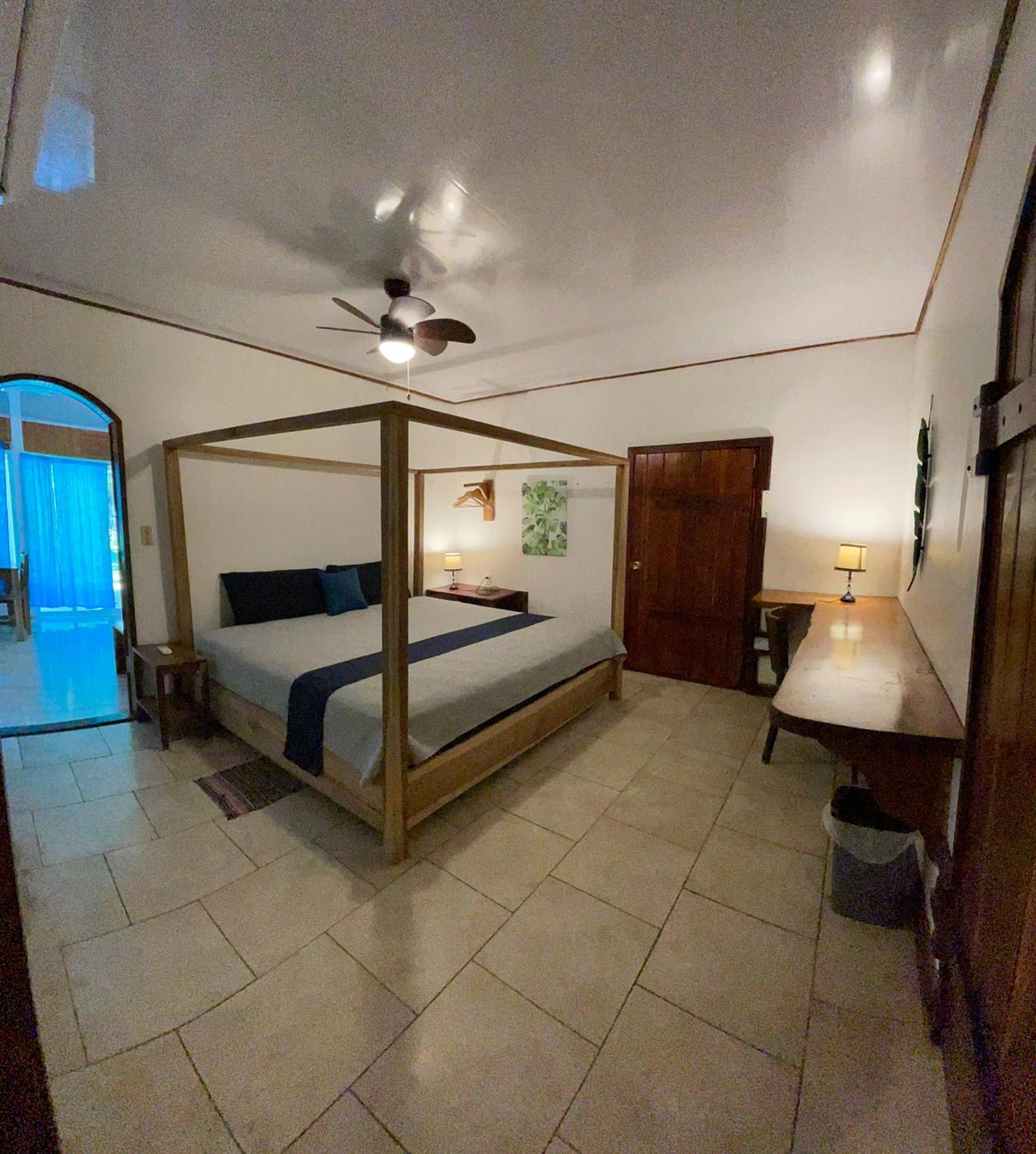 Casa Blanca Beachfront House With Shared Pool Access Pangea Lodge Manzanillo  Eksteriør billede